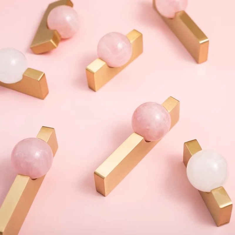 Furniture Hardware Drop Pulls - 白いクリスタルボールと真鍮製の家具用取っ手、キャビネットや引き出しの取っ手、キッチンキャビネットのノブ、ワードローブの金具。ドロップシッピングも可能です。